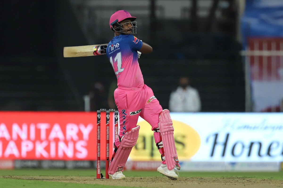 सामन्यात संजू सॅमसननं (Sanju Samson) 9 षटकार आणि एका चौकारांच्या मदतीनं तब्बल 231.25च्या स्ट्राइक रेटनं 32 चेंडूत 74 धावा केल्या. यासह संजूनं पुन्हा एकदा भारतीय संघात जागा देण्याबाबत टीम इंडियाचा कर्णधार विराट कोहलीला चॅलेंज दिले. सामन्यात संजू सॅमसननं (Sanju Samson) 9 षटकार आणि एका चौकारांच्या मदतीनं तब्बल 231.25च्या स्ट्राइक रेटनं 32 चेंडूत 74 धावा केल्या. यासह संजूनं पुन्हा एकदा भारतीय संघात जागा देण्याबाबत टीम इंडियाचा कर्णधार विराट कोहलीला चॅलेंज दिले.
