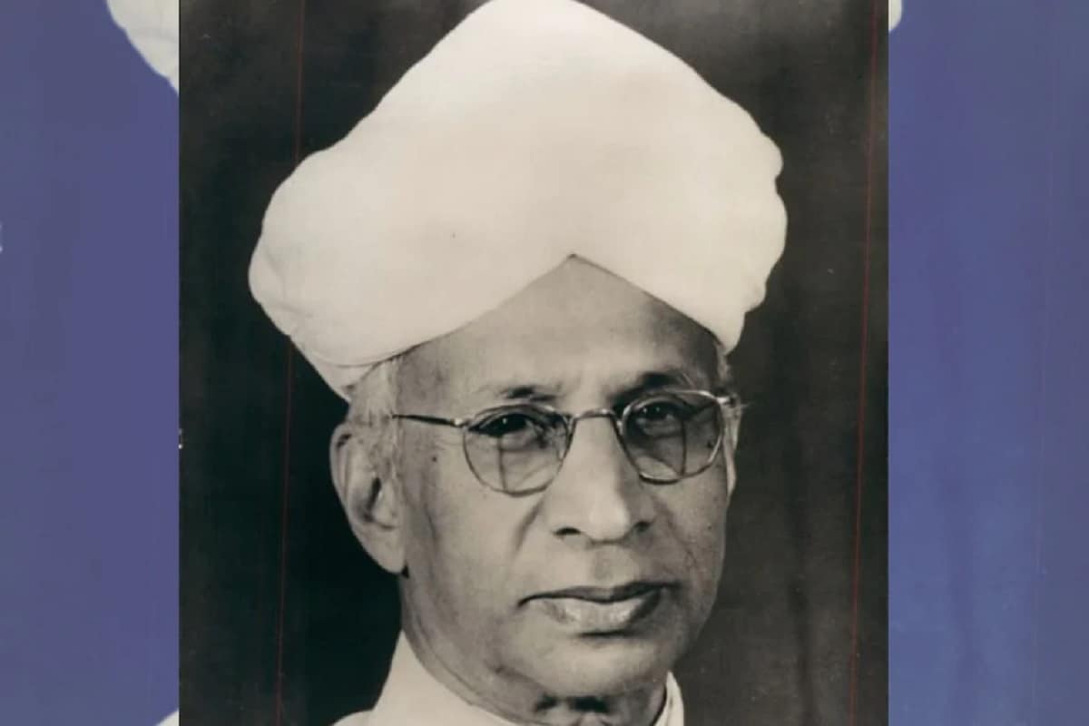 सर्वपल्ली राधाकृष्णन - ज्या प्रमाणे मातीच्या गोळ्याला कुंभार आकार देऊन त्यापासून एखादी प्रतिकृती तयार करत असतो, अगदी त्याचप्रमाणे शिक्षक बालकांच्या कोर्या मनावर योग्य संस्कार करून त्यातून भविष्यातील जबाबदार नागरिक घडवित असतात. आपल्या आई-वडीलांनंतर शिक्षक हे आपले अप्रत्यक्षरित्या पालकच असतात. सर्वपल्ली राधाकृष्णन - ज्या प्रमाणे मातीच्या गोळ्याला कुंभार आकार देऊन त्यापासून एखादी प्रतिकृती तयार करत असतो, अगदी त्याचप्रमाणे शिक्षक बालकांच्या कोर्या मनावर योग्य संस्कार करून त्यातून भविष्यातील जबाबदार नागरिक घडवित असतात. आपल्या आई-वडीलांनंतर शिक्षक हे आपले अप्रत्यक्षरित्या पालकच असतात.