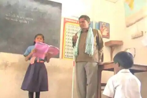 या अंध शिक्षकाने (blind teacher) विद्यार्थ्यांच्या आयुष्यात शिक्षणाची ज्योत सतत पेटवत ठेवली आहे.