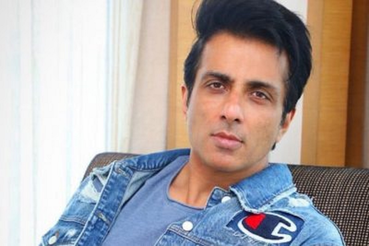 सोनू सूद काहीही करू शकतो! विद्यार्थ्यांच्या ऑनलाइन शिक्षणासाठी गावात थेट बसवला टॉवर