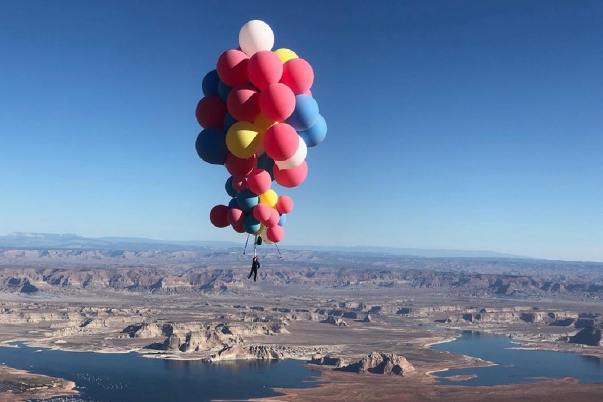 फुगे बांधून पठ्ठ्यानं रचला वर्ल्ड रेकॉर्ड, 25 हजार फूटांवर जाऊन पोहचला अन्..., VIDEO VIRAL