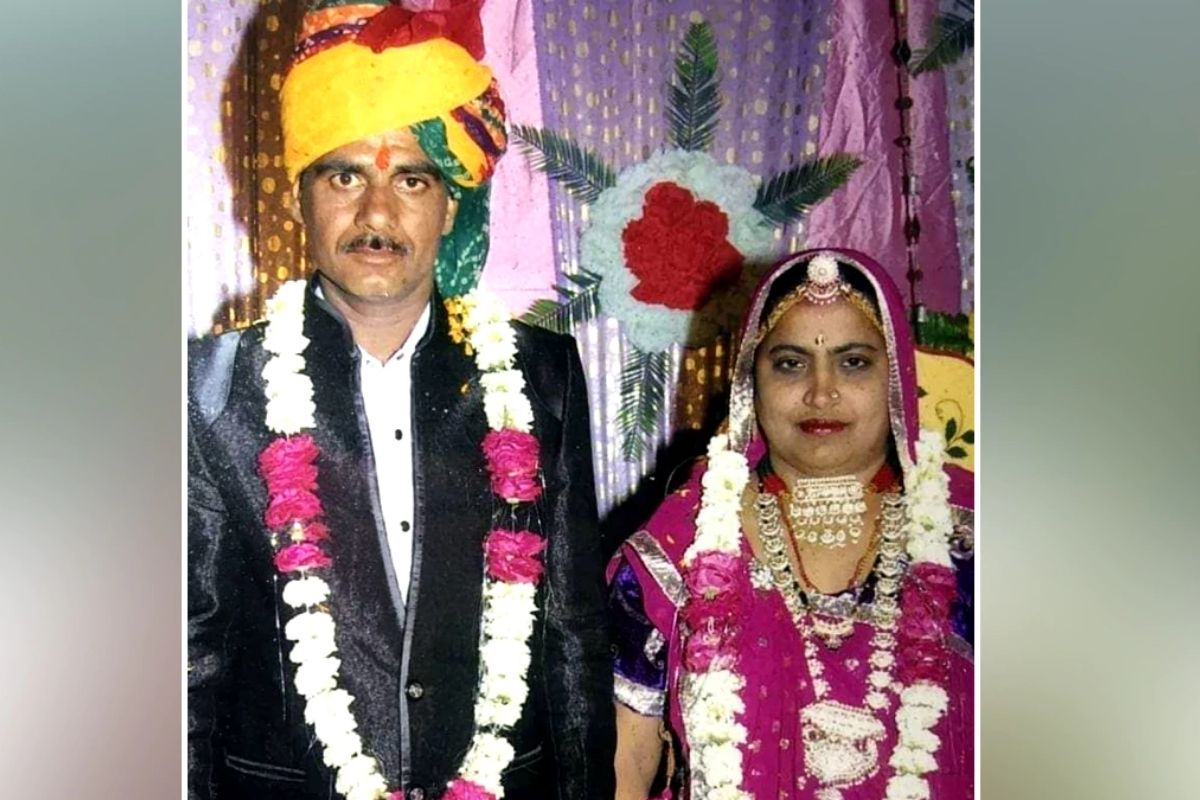 आपला मुलगा एका विवाहित महिलेला घेऊन पळाला ही बाब त्याच्या आई-वडिलांना सहन झाली नाही. मुलाच्या अशा वागणुकीमुळे ते दोघेही अस्वस्थ होते. त्यातच त्यांनी आत्महत्येचं पाऊल उचलत स्वत:ला संपवलं. ही घटना राजस्थानातील जोधपूर जिल्ह्यातील आहे. आपला मुलगा एका विवाहित महिलेला घेऊन पळाला ही बाब त्याच्या आई-वडिलांना सहन झाली नाही. मुलाच्या अशा वागणुकीमुळे ते दोघेही अस्वस्थ होते. त्यातच त्यांनी आत्महत्येचं पाऊल उचलत स्वत:ला संपवलं. ही घटना राजस्थानातील जोधपूर जिल्ह्यातील आहे.