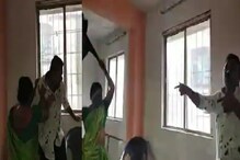 'स्वाभिमान' पक्षाच्या अध्यक्षाची महिलांनी चप्पल आणि बेल्टनं केली धुलाई, पाहा VID 'स्वाभिमान' पक्षाच्या अध्यक्षाची महिलांनी चप्पल आणि बेल्टनं केली धुलाई, पाहा VID