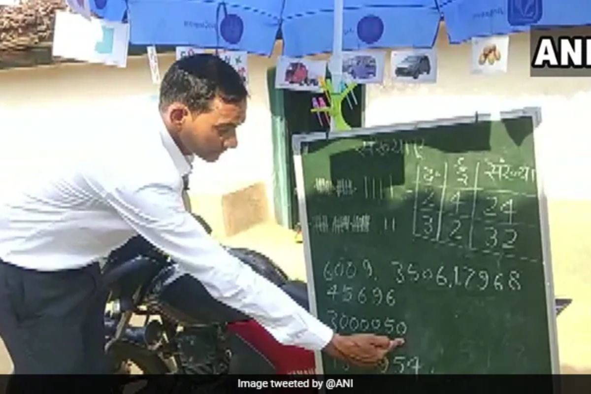 छत्तीसगढ राज्यातील कोरिया जिल्ह्यात (Chhattisgarh's Korea district) एक सरकारी शाळेचे शिक्षक (government school teacher) मुलांना शिकवण्यासाठी जे प्रयत्न करीत आहेत, ते अत्यंत कौतुकास्पद आहे. सरकारी शाळेत शिकवणारे शिक्षक रुद्र राणा (Rudra Rana) यांनी अपल्या बाइकवर ब्लॅकबोर्ड म्हणजेच फळा बांधून ठेवला आहे आणि ते कोरोना महासाथीमुळे जागोजागो जाऊन मोहल्ला क्लासेसच्या माध्यमातून मुलांना शिकवत आहेत. छत्तीसगढ राज्यातील कोरिया जिल्ह्यात (Chhattisgarh's Korea district) एक सरकारी शाळेचे शिक्षक (government school teacher) मुलांना शिकवण्यासाठी जे प्रयत्न करीत आहेत, ते अत्यंत कौतुकास्पद आहे. सरकारी शाळेत शिकवणारे शिक्षक रुद्र राणा (Rudra Rana) यांनी अपल्या बाइकवर ब्लॅकबोर्ड म्हणजेच फळा बांधून ठेवला आहे आणि ते कोरोना महासाथीमुळे जागोजागो जाऊन मोहल्ला क्लासेसच्या माध्यमातून मुलांना शिकवत आहेत.