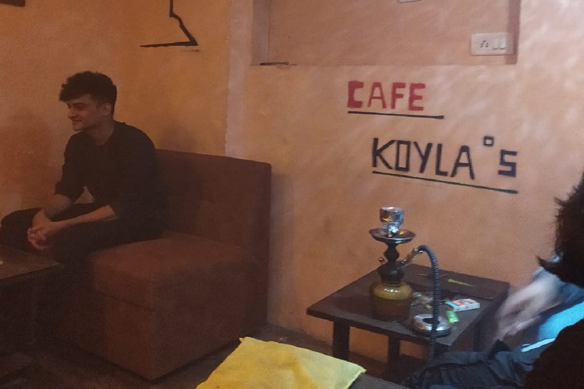 मनसेनं केला ठाण्यात हुक्का पार्लरचा पर्दाफाश, महापौर बंगल्याच्या बाजूलाच तरुण-तरुणींचा धिंगाणा