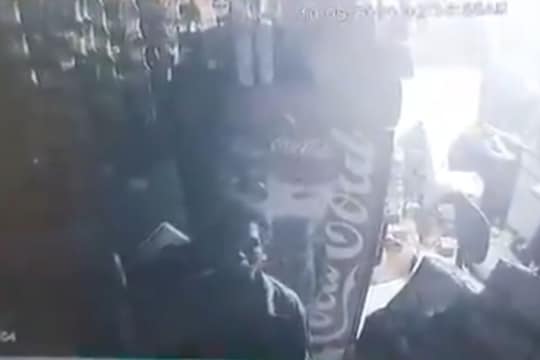 VIDEO : चोर हॉटेलमध्ये शिरला, पोटभर जेवला.. मात्र गल्ल्याला हातही लावला नाही; वास्तव दाखवणारी घटना