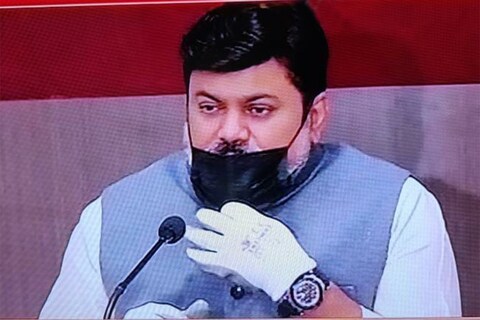  राज्याचे उच्च आणि तंत्र शिक्षण मंत्री उदय सामंत (Uday Samant) यांच्या सुरक्षा व्यवस्थेत वाढ करण्यात आली आहे. 