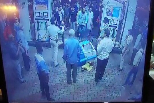 मास्क नाही घातले म्हणून दिले नाही पेट्रोल, गुंडांचा पोलिसांच्या समोरच पंपावर राडा, पाहा हा VIDEO