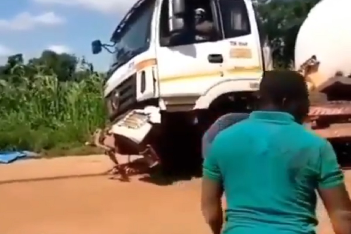 OMG! खड्ड्यात ट्रकला बाहेर काढताना झाली मोठी गडबड, नेमकं काय घडलं पाहा VIDEO