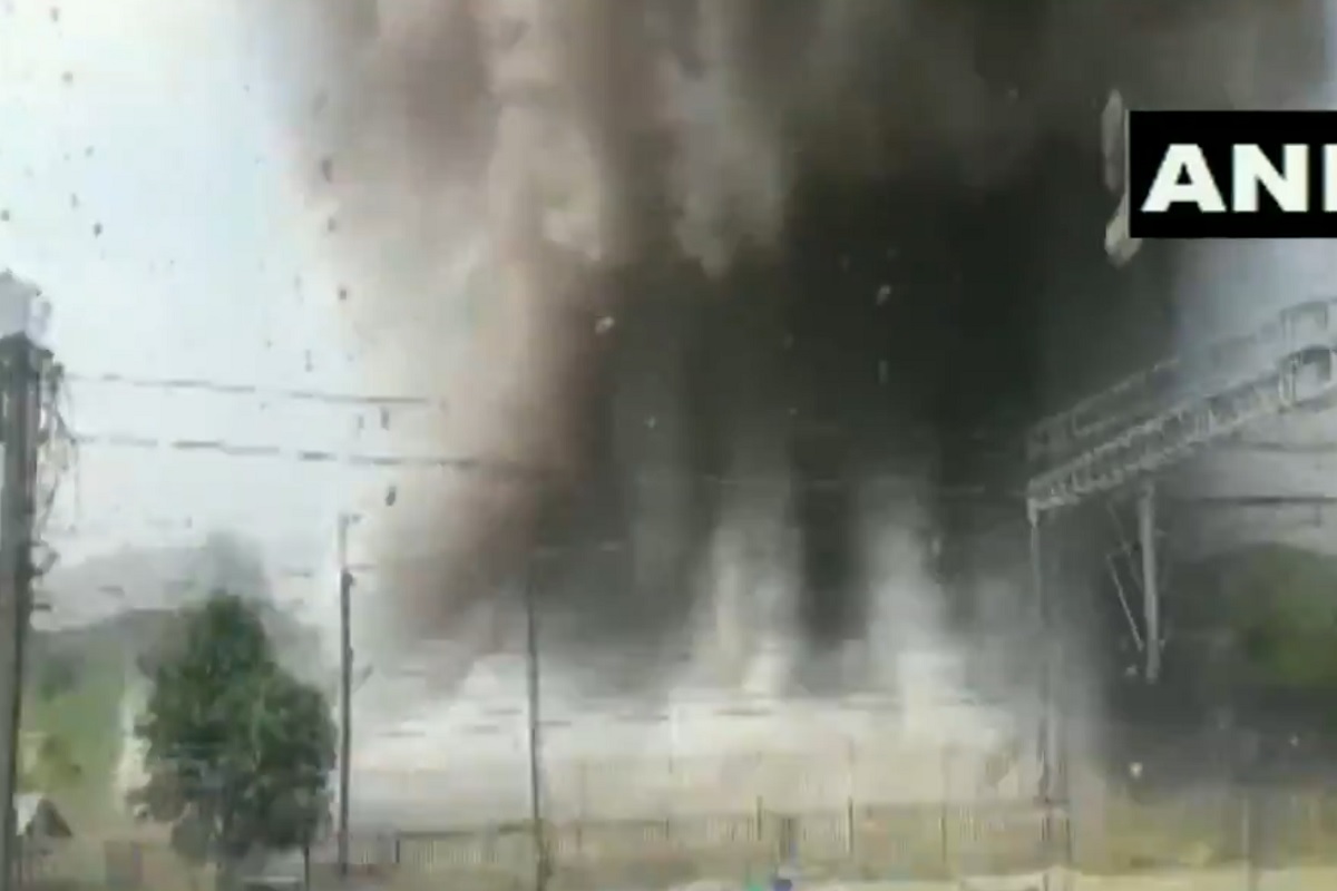 MP: रेल्वे स्थानकाजवळ मोठा स्फोट; 30 ते 35 फूट उंच उडाले दगड, पाहा LIVE VIDEO