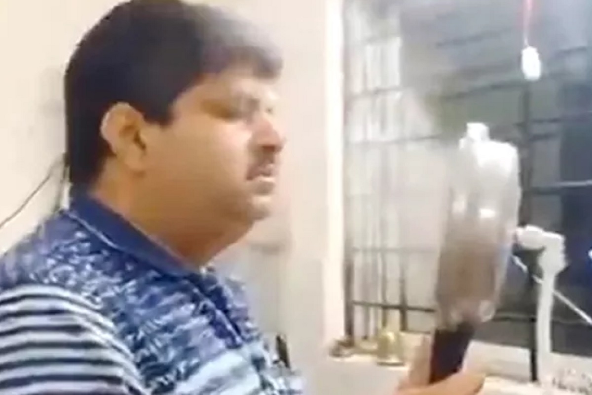 कोरोनाचा संसर्ग होऊ नये म्हणून तरुणानं केला भन्नाट जुगाड, VIDEO पाहून तुम्हीही व्हाल हैराण