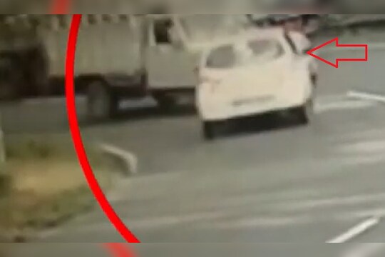 नागमोडी वळणावर ओव्हरटेक करायला गेला आणि घात झाला...अपघाताचा LIVE VIDEO