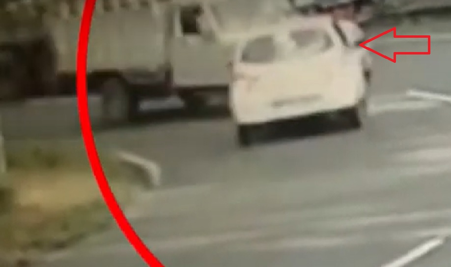 नागमोडी वळणावर ओव्हरटेक करायला गेला आणि घात झाला...अपघाताचा LIVE VIDEO