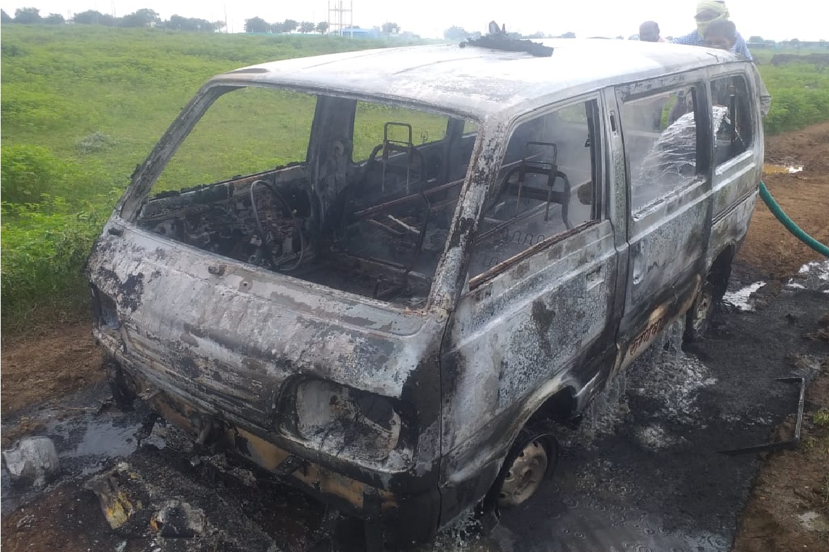 प्रेम प्रकरणातून थेट रुग्णवाहिकाच पेटवली, emergency असतानाही तरुणांचं धक्कादायक कृत्य