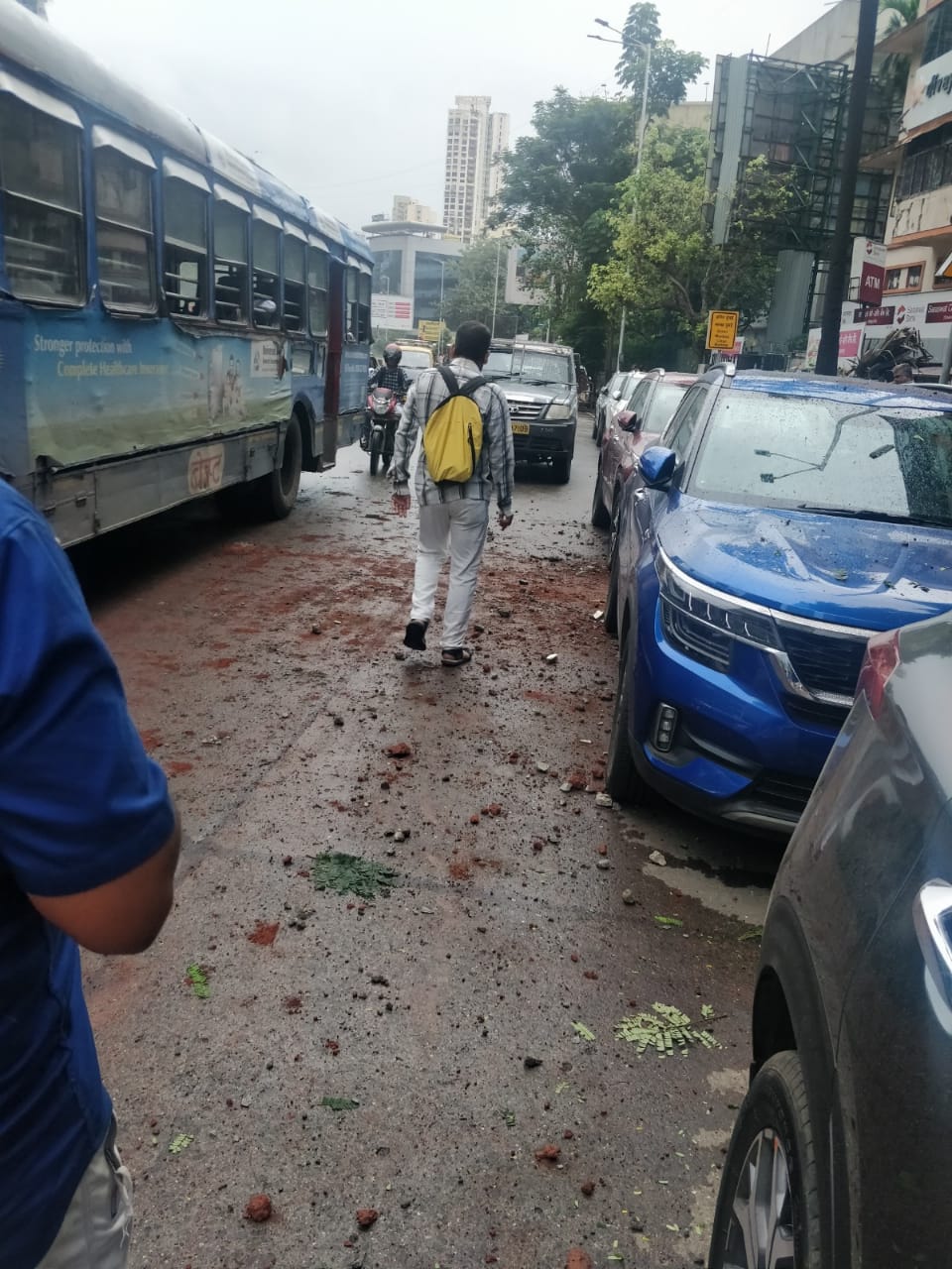 या स्फोटाच्या घटनेमुळे परिसरात एकच खळबळ उडाली आहे. रस्त्यावर डेब्रिजचा खच्च पडला आहे असल्यामुळे या भागात सध्या वाहतूक मंद गतीने सुरू आहे. या स्फोटाच्या घटनेमुळे परिसरात एकच खळबळ उडाली आहे. रस्त्यावर डेब्रिजचा खच्च पडला आहे असल्यामुळे या भागात सध्या वाहतूक मंद गतीने सुरू आहे.