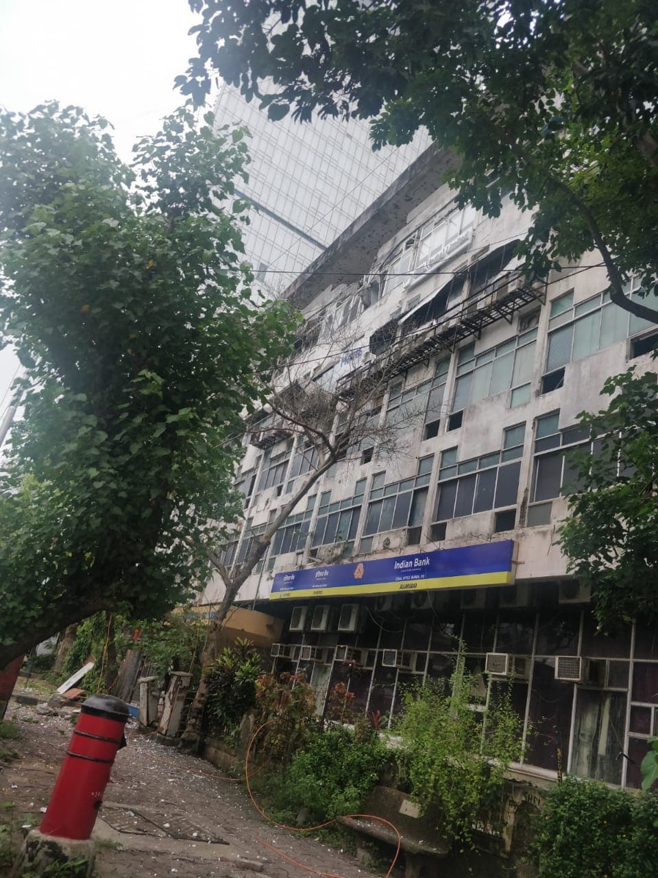 इतर सर्वजण सुखरूप आहेत. घटनेची माहिती मिळताच मुंबई अग्निशमन दलाची एक गाडी घटनास्थळी दाखल झाली असून पुढील तपास सुरू आहे. इतर सर्वजण सुखरूप आहेत. घटनेची माहिती मिळताच मुंबई अग्निशमन दलाची एक गाडी घटनास्थळी दाखल झाली असून पुढील तपास सुरू आहे.
