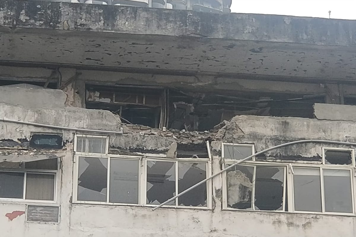 मुंबईच्या प्रभादेवी परिसरातील मनीष कमर्शियल सेंटर इमारतीत पाचव्या माळ्यावर अचानक स्फोट झाल्याची धक्कादायक घटना घडली आहे. मुंबईच्या प्रभादेवी परिसरातील मनीष कमर्शियल सेंटर इमारतीत पाचव्या माळ्यावर अचानक स्फोट झाल्याची धक्कादायक घटना घडली आहे.