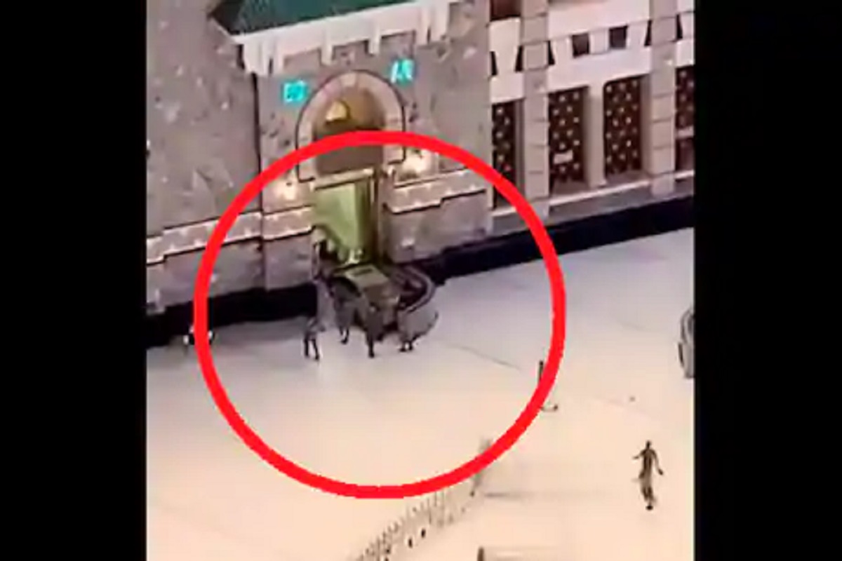 2 बॅरिकेट्स तोडून कार घुसली मशीदमध्ये, समोर आला भीषण अपघाताचा LIVE VIDEO