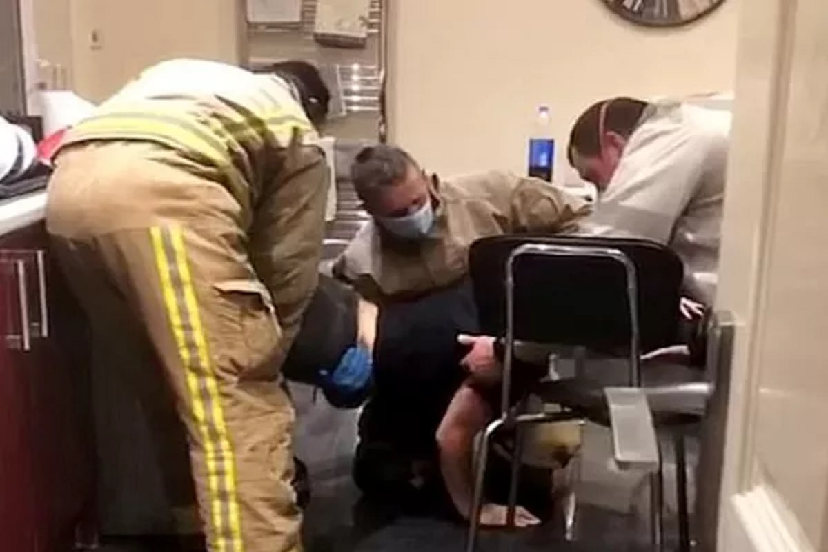 नशेत धुंद असणारी महिला थेट पडली वॉशिंगमशीनमध्ये पुढे काय झालं पाहा VIDEO