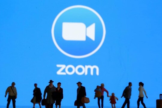 कोरोनाबाबत सुरू होती Zoom Meeting, नेत्याची पत्नी अचानक नग्न अवस्थेत मागे येऊन उभा राहिली अन्...