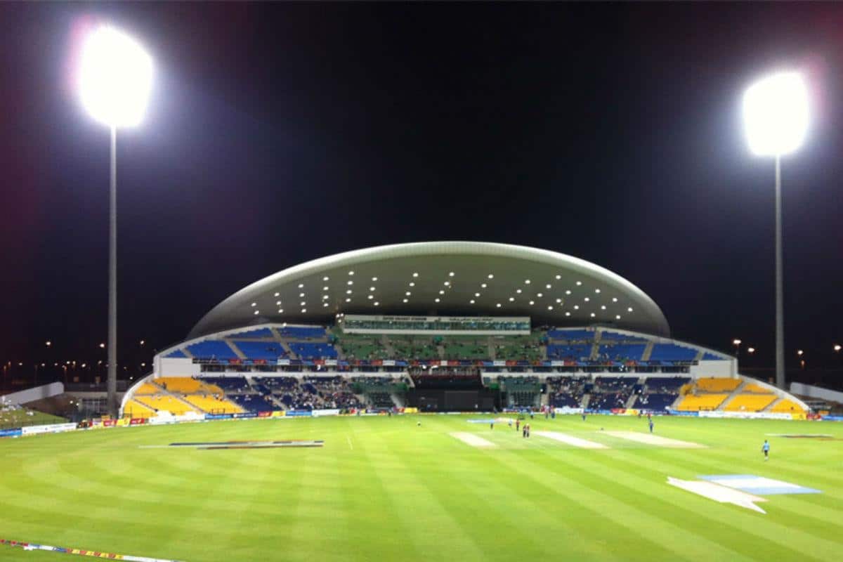 आयपीएल (IPL 2020) चा अर्धा मोसम आता संपला आहे. यावेळीही काही टीमनी आपला दबदबा कायम ठेवला आहे, तर काही टीम एक-एक विजयासाठीही तरसताना दिसत आहेत. आश्चर्यकारक गोष्ट म्हणजे यंदाच्या मोसमात वारंवार पराभव होत असलेल्या टीमचे खेळाडूच सर्वाधिक रन बनवत असल्याचं चित्र आहे. आयपीएलमध्ये सर्वाधिक रन करणाऱ्या खेळाडूला ऑरेंज कॅप दिली जाते. पॉईंट्स टेबलमध्ये तळाला असलेल्या टीमचे खेळाडू ऑरेंज कॅपच्या रेसमध्ये आघाडीवर आहेत. आयपीएल (IPL 2020) चा अर्धा मोसम आता संपला आहे. यावेळीही काही टीमनी आपला दबदबा कायम ठेवला आहे, तर काही टीम एक-एक विजयासाठीही तरसताना दिसत आहेत. आश्चर्यकारक गोष्ट म्हणजे यंदाच्या मोसमात वारंवार पराभव होत असलेल्या टीमचे खेळाडूच सर्वाधिक रन बनवत असल्याचं चित्र आहे. आयपीएलमध्ये सर्वाधिक रन करणाऱ्या खेळाडूला ऑरेंज कॅप दिली जाते. पॉईंट्स टेबलमध्ये तळाला असलेल्या टीमचे खेळाडू ऑरेंज कॅपच्या रेसमध्ये आघाडीवर आहेत.