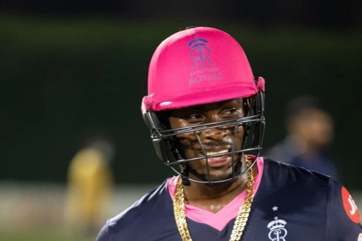 आयपीएल (IPL 2020) या मोसमात सगळ्यात लांब सिक्स मारणाऱ्या खेळाडूंमध्ये जोफ्रा आर्चर (Jofra Archer)दुसऱ्या क्रमांकावर आहे. त्याने 105 मीटर लांब सिक्स मारला होता. आर्चर बरोबरच पूरननेही 105 मीटर लांबीचा सिक्स मारला आहे. पूरनने या मोसमात 6 मॅचमध्ये 39.20 च्या सरासरीने आणि 178.18 च्या स्ट्राईक रेटने 196 रन केले आहेत. आयपीएल (IPL 2020) या मोसमात सगळ्यात लांब सिक्स मारणाऱ्या खेळाडूंमध्ये जोफ्रा आर्चर (Jofra Archer)दुसऱ्या क्रमांकावर आहे. त्याने 105 मीटर लांब सिक्स मारला होता. आर्चर बरोबरच पूरननेही 105 मीटर लांबीचा सिक्स मारला आहे. पूरनने या मोसमात 6 मॅचमध्ये 39.20 च्या सरासरीने आणि 178.18 च्या स्ट्राईक रेटने 196 रन केले आहेत.