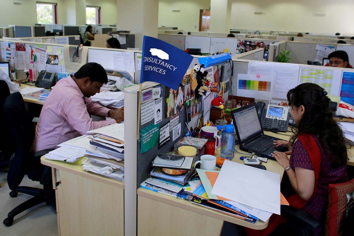 या गाइडलान्सनुसार कामाच्या ठिकाणी सोशल डिस्टंसिंग आणि कंपनीच्या नियमांचे पालन करणे आवश्यकअसेल. सीसीटीव्हीच्या माध्यमातून कर्मचाऱ्यांवर नजर देखील ठेवली जाईल. या नियमांचे पालन न केल्यास तुमचे अप्रेजल थांबवले जाऊ शकते. या गाइडलान्सनुसार कामाच्या ठिकाणी सोशल डिस्टंसिंग आणि कंपनीच्या नियमांचे पालन करणे आवश्यकअसेल. सीसीटीव्हीच्या माध्यमातून कर्मचाऱ्यांवर नजर देखील ठेवली जाईल. या नियमांचे पालन न केल्यास तुमचे अप्रेजल थांबवले जाऊ शकते.