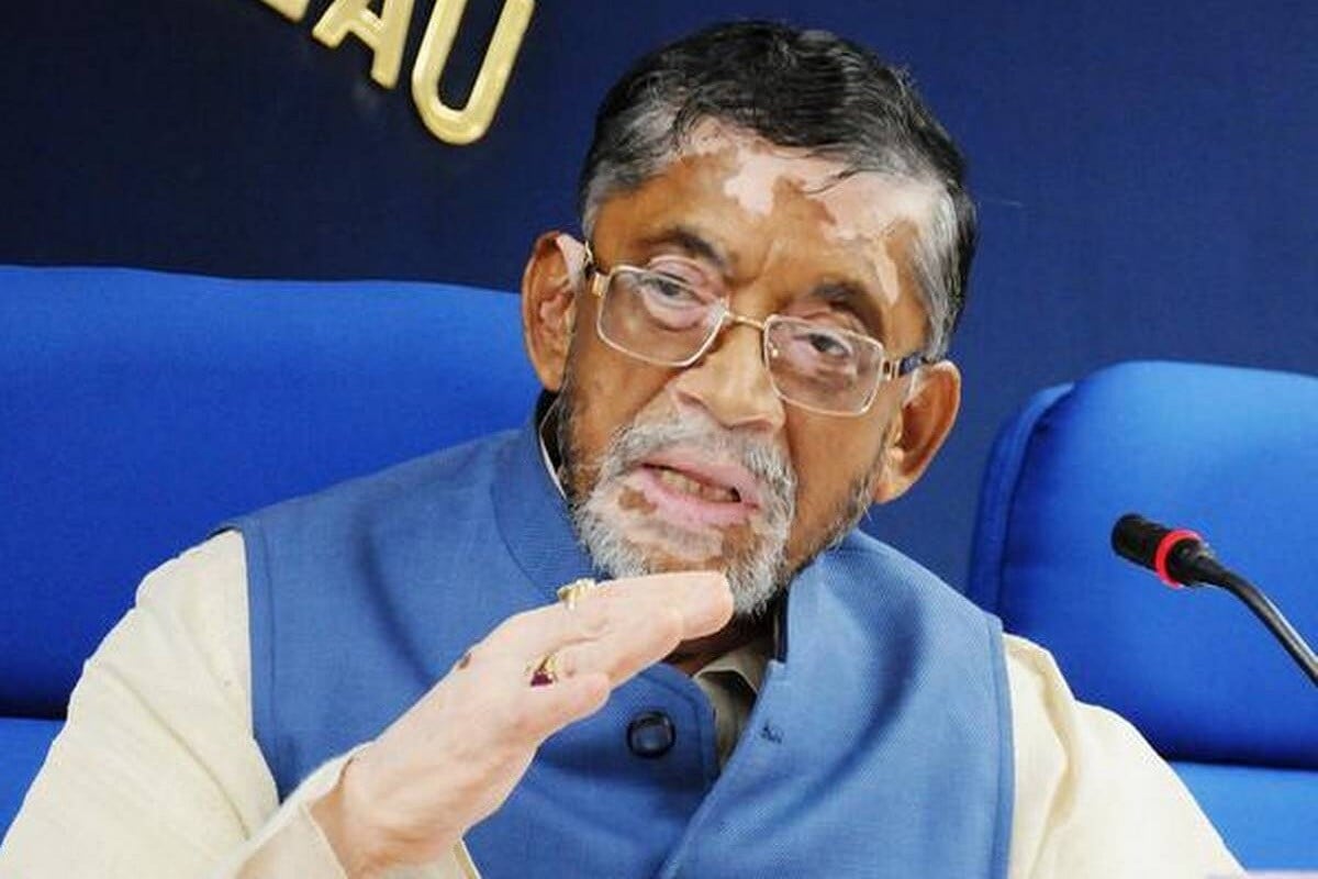 या नवीन नियमांनुसार कामाच्या ठिकाणी शक्यतो जिन्याचा वापर करावा. लिफ्टचा वाप करत असल्यास एकावेळी 2 ते 4 लोकांनाच आतमध्ये जाण्याची परवानगी द्यावी. या नियमात असे म्हटले आहे की. 5 वर्षांपेक्षा कमी वयाच्या मुलाचे आई-वडील दोघे काम करत असतील, तर त्यांना वर्क फ्रॉम होण करण्याची परवानगी द्यायला हवी. त्याचप्रमाणे 65 वर्षांपेक्षा अधिक वय असणाऱ्यांना घरूनच काम करण्यासाठी प्रोत्साहन द्यावे. ऑफिसमध्ये आवश्यक प्रमाणात हँड सॅनिटायझर (स्पर्शाशिवाय वापरता येईल असा) आणि थर्मल स्क्रिनिंग असणे गरजेचे आहे. ज्या कर्मचाऱ्यांना पिक अँड ड्रॉप सेवा दिली जाते त्यांना छोट्या वाहनांऐवजी एसी बससारखी मोठी वाहनं उपलब्ध करून द्यावी आणि त्यामध्ये त्या वाहनाच्या क्षमतेच्या केवळ 30-40 टक्के कर्मचाऱ्यांनाच बसवले जावे. या नवीन नियमांनुसार कामाच्या ठिकाणी शक्यतो जिन्याचा वापर करावा. लिफ्टचा वाप करत असल्यास एकावेळी 2 ते 4 लोकांनाच आतमध्ये जाण्याची परवानगी द्यावी. या नियमात असे म्हटले आहे की. 5 वर्षांपेक्षा कमी वयाच्या मुलाचे आई-वडील दोघे काम करत असतील, तर त्यांना वर्क फ्रॉम होण करण्याची परवानगी द्यायला हवी. त्याचप्रमाणे 65 वर्षांपेक्षा अधिक वय असणाऱ्यांना घरूनच काम करण्यासाठी प्रोत्साहन द्यावे. ऑफिसमध्ये आवश्यक प्रमाणात हँड सॅनिटायझर (स्पर्शाशिवाय वापरता येईल असा) आणि थर्मल स्क्रिनिंग असणे गरजेचे आहे. ज्या कर्मचाऱ्यांना पिक अँड ड्रॉप सेवा दिली जाते त्यांना छोट्या वाहनांऐवजी एसी बससारखी मोठी वाहनं उपलब्ध करून द्यावी आणि त्यामध्ये त्या वाहनाच्या क्षमतेच्या केवळ 30-40 टक्के कर्मचाऱ्यांनाच बसवले जावे.