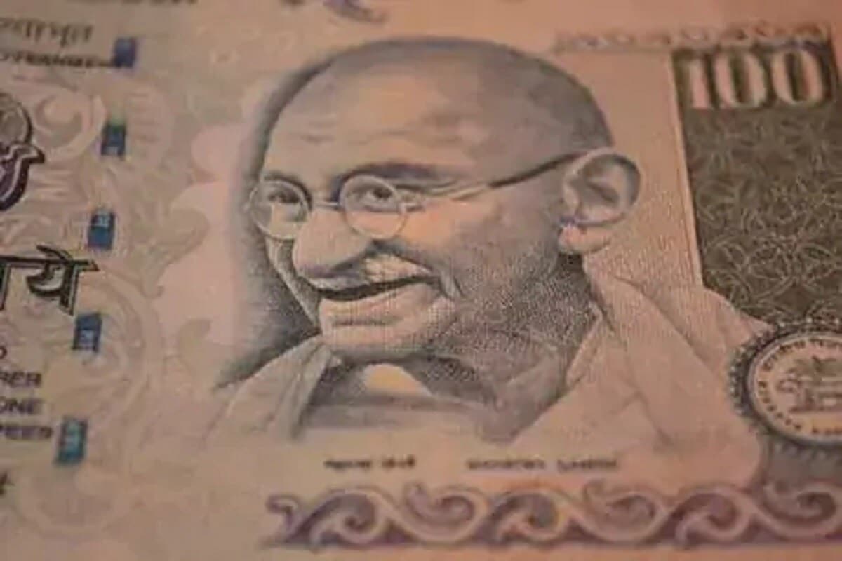 महात्मा गांधी यांचा फोटो 1969 साली भारतीय रुपयाच्या नोटेवर आला. 1969 साल हे बापूंचं जन्मशताब्दी वर्ष होतं. सर्वात आधी आलेल्या नोटेवर गांधींजींच्या फोटोसोबत सेवाग्राम आश्रमही दाखवण्यात आला होता. त्यावेळी इंदिरा गांधी भारताच्या पंतप्रधान होत्या आणि एल. के झा हे RBIचे गव्हर्नर होते. महात्मा गांधी यांचा फोटो 1969 साली भारतीय रुपयाच्या नोटेवर आला. 1969 साल हे बापूंचं जन्मशताब्दी वर्ष होतं. सर्वात आधी आलेल्या नोटेवर गांधींजींच्या फोटोसोबत सेवाग्राम आश्रमही दाखवण्यात आला होता. त्यावेळी इंदिरा गांधी भारताच्या पंतप्रधान होत्या आणि एल. के झा हे RBIचे गव्हर्नर होते.