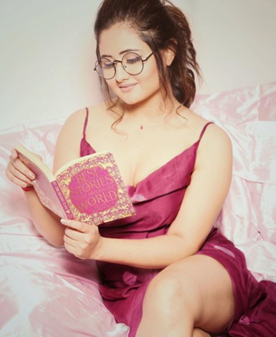 यामध्ये तिने गुलाबी रंगाचा डिपनेक गाऊन कॅरी केला आहे. ज्यामध्ये ती खूपच सुंदर दिसते आहे. हातात पुस्तक घेऊन तिने यामध्ये पोज दिली आहे. (फोटो सौजन्य-@imrashamidesai/Instagram) यामध्ये तिने गुलाबी रंगाचा डिपनेक गाऊन कॅरी केला आहे. ज्यामध्ये ती खूपच सुंदर दिसते आहे. हातात पुस्तक घेऊन तिने यामध्ये पोज दिली आहे. (फोटो सौजन्य-@imrashamidesai/Instagram)