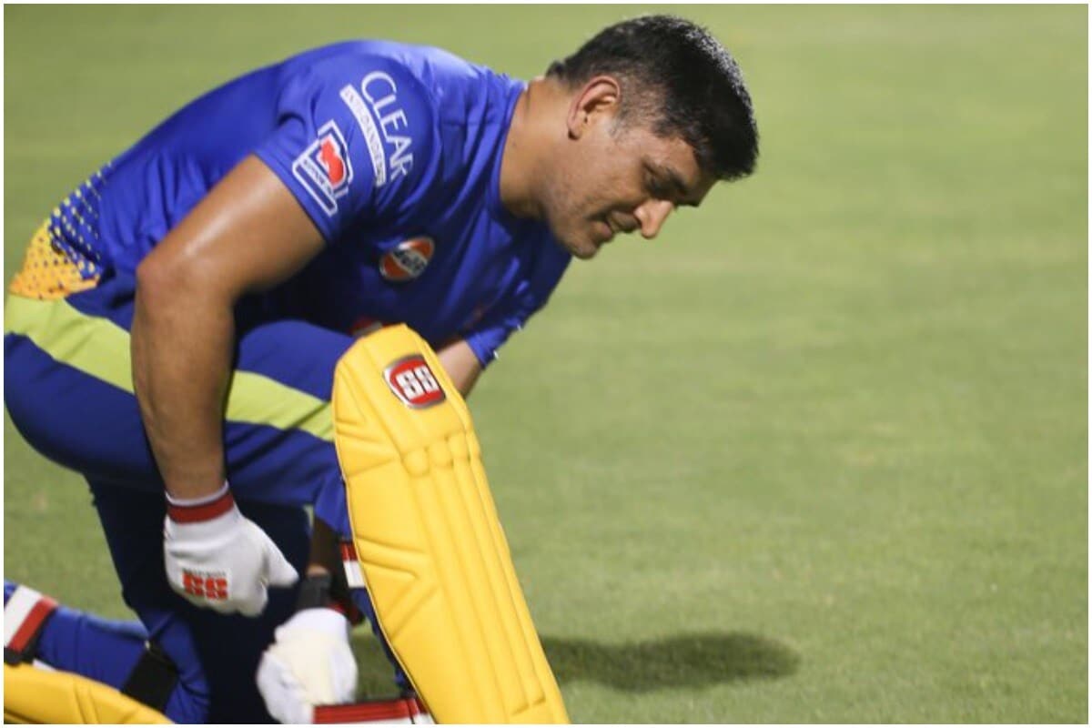आयपीएल (IPL 2020) च्या 14व्या मॅचमध्ये उतरताच एमएस धोनी (MS Dhoni) ने नव्या विक्रमाला गवसणी घातली. आयपीएल इतिहासात सर्वाधिक मॅच खेळण्याचा रेकॉर्ड धोनीच्या नावावर झाला आहे. धोनीने आयपीएलमध्ये आतापर्यंत 194 मॅच खेळल्या आहेत. सर्वाधिक मॅच खेळण्याच्या बाबतीत त्याने रैनाला मागे टाकलं आहे. आयपीएल (IPL 2020) च्या 14व्या मॅचमध्ये उतरताच एमएस धोनी (MS Dhoni) ने नव्या विक्रमाला गवसणी घातली. आयपीएल इतिहासात सर्वाधिक मॅच खेळण्याचा रेकॉर्ड धोनीच्या नावावर झाला आहे. धोनीने आयपीएलमध्ये आतापर्यंत 194 मॅच खेळल्या आहेत. सर्वाधिक मॅच खेळण्याच्या बाबतीत त्याने रैनाला मागे टाकलं आहे.