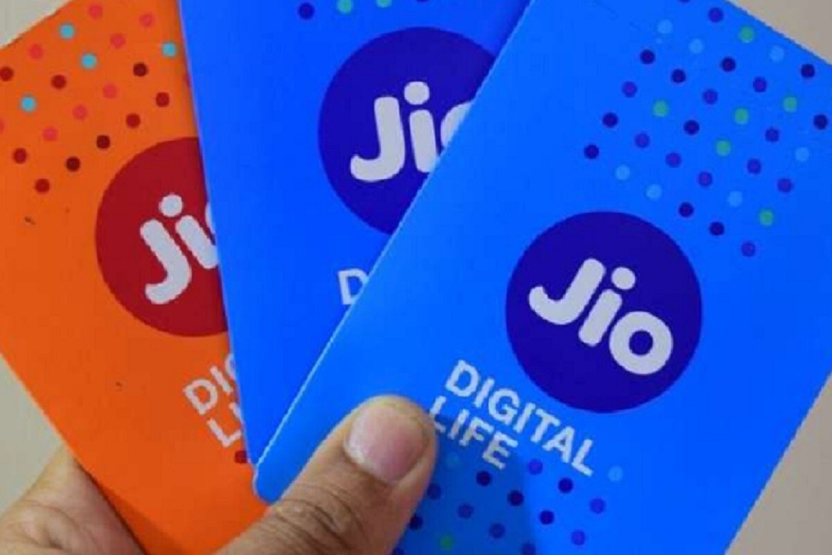 देशातील सर्वात मोठी टेलिकॉम कंपनी रियालन्स जीओ Reliance Jio आपल्या प्रीपेड ग्राहकांसाठी अनेक प्लान ऑफर करत आहेत. ज्यामुळे ग्राहकांना अधिक डेटा, फ्री आयपीएलसारखे IPL फायदे मिळतात. रियालन्स जीओने कमी किंमतीत असे काही प्लान लॉन्च केले आहेत, ज्यात ग्राहकांना दररोज 3GB डेटाचा फायदा दिला जातो. देशातील सर्वात मोठी टेलिकॉम कंपनी रियालन्स जीओ Reliance Jio आपल्या प्रीपेड ग्राहकांसाठी अनेक प्लान ऑफर करत आहेत. ज्यामुळे ग्राहकांना अधिक डेटा, फ्री आयपीएलसारखे IPL फायदे मिळतात. रियालन्स जीओने कमी किंमतीत असे काही प्लान लॉन्च केले आहेत, ज्यात ग्राहकांना दररोज 3GB डेटाचा फायदा दिला जातो.