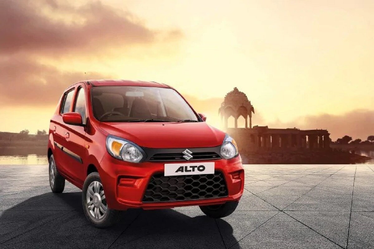 Maruti Alto 800: Maruti Suzuki Alto 800 एन्ट्री लेवल मॉडेल असून कंपनीने BS6 मध्ये बाजारात आणली आहे. ही कार पेट्रोल आणि सीएनजी अशा दोन वेरिएंटमध्ये आहे. मारुती या कारवर 41000 रुपयांचा डिस्काऊंट देत आहे. यात 21000 रुपये कॅश डिस्काऊंट आणि 15000 रुपयांचा एक्सचेंज बोनस देत आहे. त्याशिवाय कॉर्पोरेट बोनस म्हणून 5000 रुपयांची सूट मिळणार आहे. Maruti Alto 800: Maruti Suzuki Alto 800 एन्ट्री लेवल मॉडेल असून कंपनीने BS6 मध्ये बाजारात आणली आहे. ही कार पेट्रोल आणि सीएनजी अशा दोन वेरिएंटमध्ये आहे. मारुती या कारवर 41000 रुपयांचा डिस्काऊंट देत आहे. यात 21000 रुपये कॅश डिस्काऊंट आणि 15000 रुपयांचा एक्सचेंज बोनस देत आहे. त्याशिवाय कॉर्पोरेट बोनस म्हणून 5000 रुपयांची सूट मिळणार आहे.