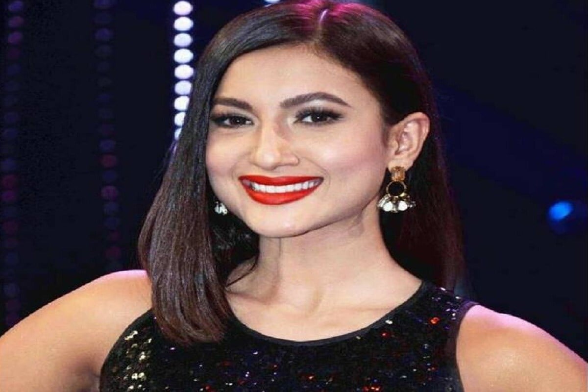 बिग बॉस-14 (Bigg Boss-14) चं ग्रँड प्रीमियर शनिवारपासून सुरू झालं आहे. बिग बॉस-7 (Bigg Boss-7) ची विजेता गौहर खान (Gauhar Khan) या सीजनमध्ये सिद्धार्थ शुक्ला (Siddharth Shukla) आणि हिना खान (Hina Khan) सोबत नव्या भूमिकेत दिसणार आहे. बिग बॉस-14 (Bigg Boss-14) चं ग्रँड प्रीमियर शनिवारपासून सुरू झालं आहे. बिग बॉस-7 (Bigg Boss-7) ची विजेता गौहर खान (Gauhar Khan) या सीजनमध्ये सिद्धार्थ शुक्ला (Siddharth Shukla) आणि हिना खान (Hina Khan) सोबत नव्या भूमिकेत दिसणार आहे.