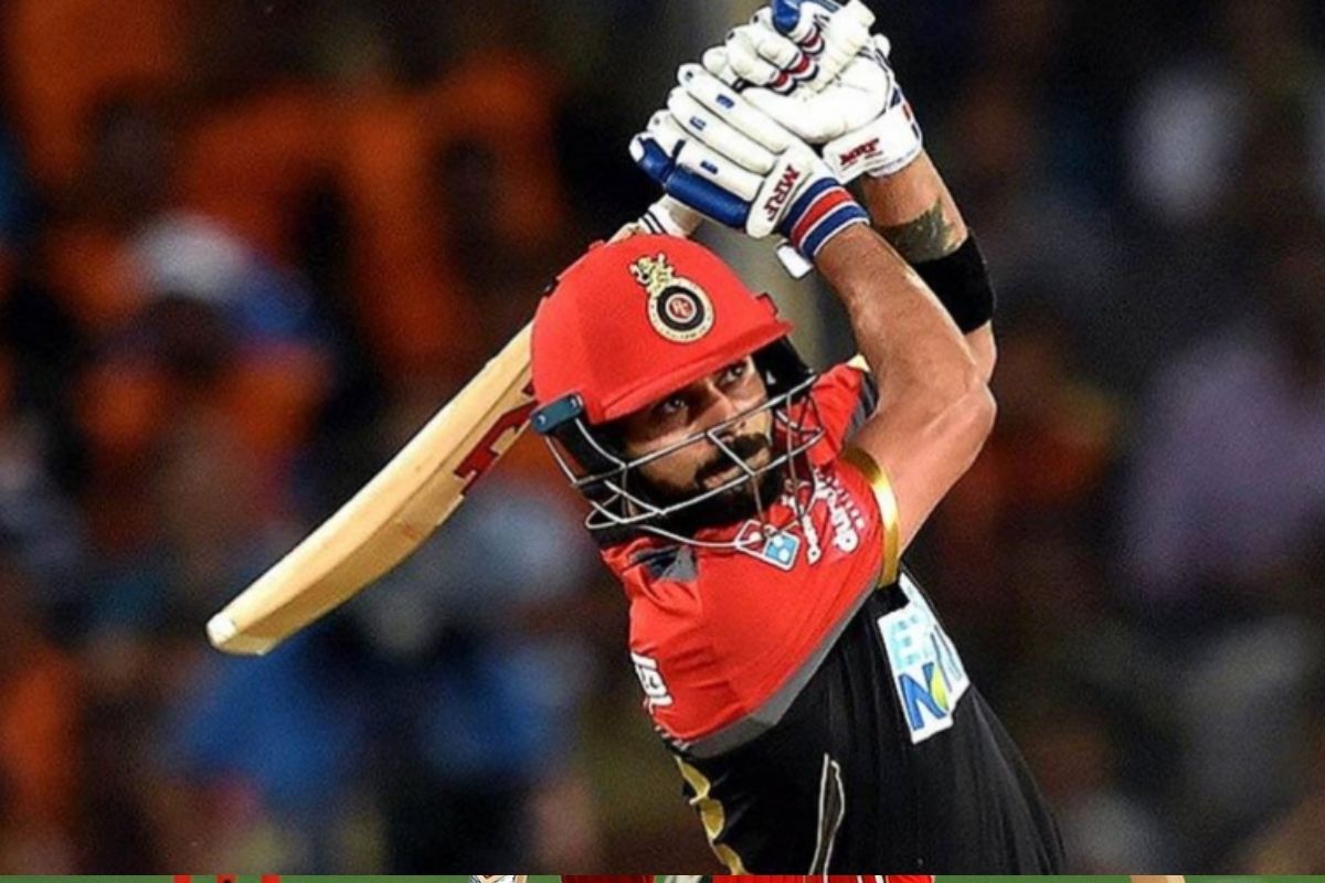 कर्णधार विराट कोहली (Virat Kohli) आणि देवदत्त पडीक्कलच्या अर्धशतकीय खेळींमुळे रॉयल चॅलेंजर्स बैंगलोर (Royal Challengers Bangalore)ने राजस्थान रॉयल्स (Rajasthan Royals)चा 8 विकेटने पराभव केला. यासोबतच आरसीबी पॉईंट्स टेबलमध्येही पहिल्या क्रमांकावर पोहोचली आहे. आयपीएल (IPL 2020)च्या 13व्या मोसमाच्या 15व्या मॅचमध्ये कोहलीने नाबाद 72 रनची खेळी केली. कर्णधार विराट कोहली (Virat Kohli) आणि देवदत्त पडीक्कलच्या अर्धशतकीय खेळींमुळे रॉयल चॅलेंजर्स बैंगलोर (Royal Challengers Bangalore)ने राजस्थान रॉयल्स (Rajasthan Royals)चा 8 विकेटने पराभव केला. यासोबतच आरसीबी पॉईंट्स टेबलमध्येही पहिल्या क्रमांकावर पोहोचली आहे. आयपीएल (IPL 2020)च्या 13व्या मोसमाच्या 15व्या मॅचमध्ये कोहलीने नाबाद 72 रनची खेळी केली.