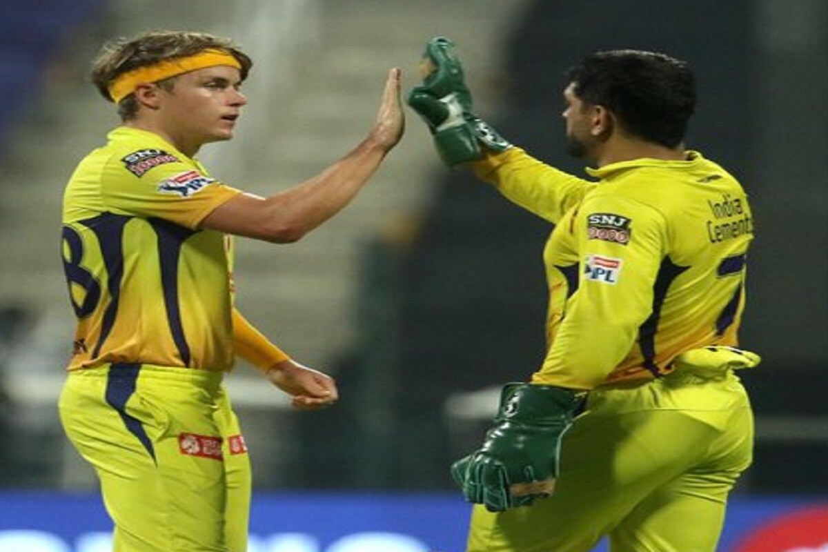 आयपीएल (IPL 2020)मध्ये चेन्नई सुपर किंग्ज (Chennai Super kings)कडून खेळणाऱ्या सॅम करन (Sam Curran)ने चांगली कामगिरी केली आहे. बॅटिंग असो किंवा बॉलिंग करनने मोक्याच्या क्षणी चेन्नईसाठी महत्त्वाचं योगदान दिलं आहे. चेन्नईची टीम सॅम करनला मोठा मॅच विनर मानत आहे. ज्या प्रकारे त्याने या स्पर्धेत मैदानात येताच मारलेले उत्तुंग सिक्स बघता त्याच्यातली प्रतिभा दिसून येते. सॅम करन हा क्रिकेटसोबतच त्याच्या लूक्समुळेही लोकप्रिय आहे. सॅम करनची भारतात महिला फॅन फॉलोइंगही चांगली आहे. आयपीएल (IPL 2020)मध्ये चेन्नई सुपर किंग्ज (Chennai Super kings)कडून खेळणाऱ्या सॅम करन (Sam Curran)ने चांगली कामगिरी केली आहे. बॅटिंग असो किंवा बॉलिंग करनने मोक्याच्या क्षणी चेन्नईसाठी महत्त्वाचं योगदान दिलं आहे. चेन्नईची टीम सॅम करनला मोठा मॅच विनर मानत आहे. ज्या प्रकारे त्याने या स्पर्धेत मैदानात येताच मारलेले उत्तुंग सिक्स बघता त्याच्यातली प्रतिभा दिसून येते. सॅम करन हा क्रिकेटसोबतच त्याच्या लूक्समुळेही लोकप्रिय आहे. सॅम करनची भारतात महिला फॅन फॉलोइंगही चांगली आहे.