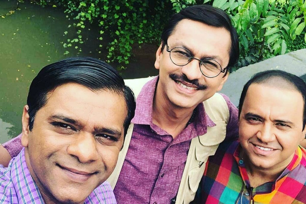 तारक मेहता का उल्टा चश्मा (Taarak Mehta Ka Ooltah Chashmah) ही प्रचंड टीआरपी असलेली मालिका आजकाल सतत चर्चेत येत आहे. गोकुळधाम सोसायटीमध्ये राहणाऱ्या प्रत्येक सदस्याच्या जीवनावर, त्यांच्या आयुष्यात घडणाऱ्या घटनांभोवती या मालिकेचं कथानक फिरत असतं. या मालिकेत काम करणाऱ्या प्रत्येक कलाकाराचा वेगळा चाहतावर्ग आहे. मालिकेत पोपटलाल (Popalal) ची भूमिका करणाऱ्या श्याम पाठकला (Shyam Pathak) मालिकेतून डच्चू देण्यात आला होता. (Photo Credit- @shyampathakpopu/Instagram) तारक मेहता का उल्टा चश्मा (Taarak Mehta Ka Ooltah Chashmah) ही प्रचंड टीआरपी असलेली मालिका आजकाल सतत चर्चेत येत आहे. गोकुळधाम सोसायटीमध्ये राहणाऱ्या प्रत्येक सदस्याच्या जीवनावर, त्यांच्या आयुष्यात घडणाऱ्या घटनांभोवती या मालिकेचं कथानक फिरत असतं. या मालिकेत काम करणाऱ्या प्रत्येक कलाकाराचा वेगळा चाहतावर्ग आहे. मालिकेत पोपटलाल (Popalal) ची भूमिका करणाऱ्या श्याम पाठकला (Shyam Pathak) मालिकेतून डच्चू देण्यात आला होता. (Photo Credit- @shyampathakpopu/Instagram)