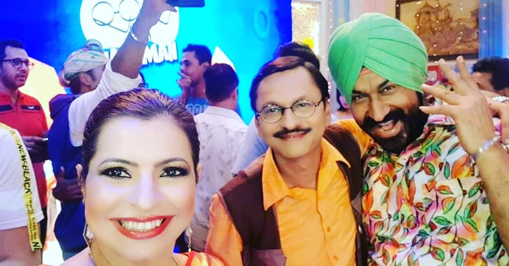 दिलीप जोशी यांना चाहत्यांचं म्हणणं टाळता आलं नाही. त्यांनी श्याम पाठकला फोन करून अॅक्टसंदर्भात विचारलं. तेव्हा श्याम पाठकनेही लगेच होकार दिला. पण ते लंडनला जाणार आहेत याबाबत मालिकेच्या सेटवर कोणतीही माहिती दिली नाही. काही दिवसांनी श्याम पाठक पुन्हा शूटिंगसाठी सेटवर गेला, तेव्हा त्याला मालिकेतून काढून टाकलं आहे अशी माहिती मिळाली. दिलीप जोशी यांना चाहत्यांचं म्हणणं टाळता आलं नाही. त्यांनी श्याम पाठकला फोन करून अॅक्टसंदर्भात विचारलं. तेव्हा श्याम पाठकनेही लगेच होकार दिला. पण ते लंडनला जाणार आहेत याबाबत मालिकेच्या सेटवर कोणतीही माहिती दिली नाही. काही दिवसांनी श्याम पाठक पुन्हा शूटिंगसाठी सेटवर गेला, तेव्हा त्याला मालिकेतून काढून टाकलं आहे अशी माहिती मिळाली.