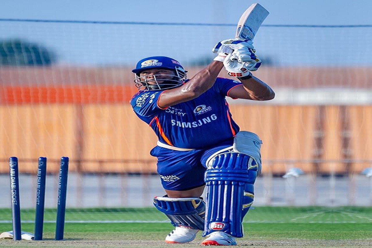 आयपीएल (IPL 2020)च्या प्रत्येक सामन्यात फोर आणि सिक्सचा पाऊस पडत आहे. पण युएईमधलं शारजाहचं मैदान बॅट्समनसाठी दिवाळी तर बॉलरचं दिवाळं काढत आहे. शारजाहच्या या मैदानात बॉलरची धुलाई सुरू आहे. आयपीएल (IPL 2020)च्या प्रत्येक सामन्यात फोर आणि सिक्सचा पाऊस पडत आहे. पण युएईमधलं शारजाहचं मैदान बॅट्समनसाठी दिवाळी तर बॉलरचं दिवाळं काढत आहे. शारजाहच्या या मैदानात बॉलरची धुलाई सुरू आहे.
