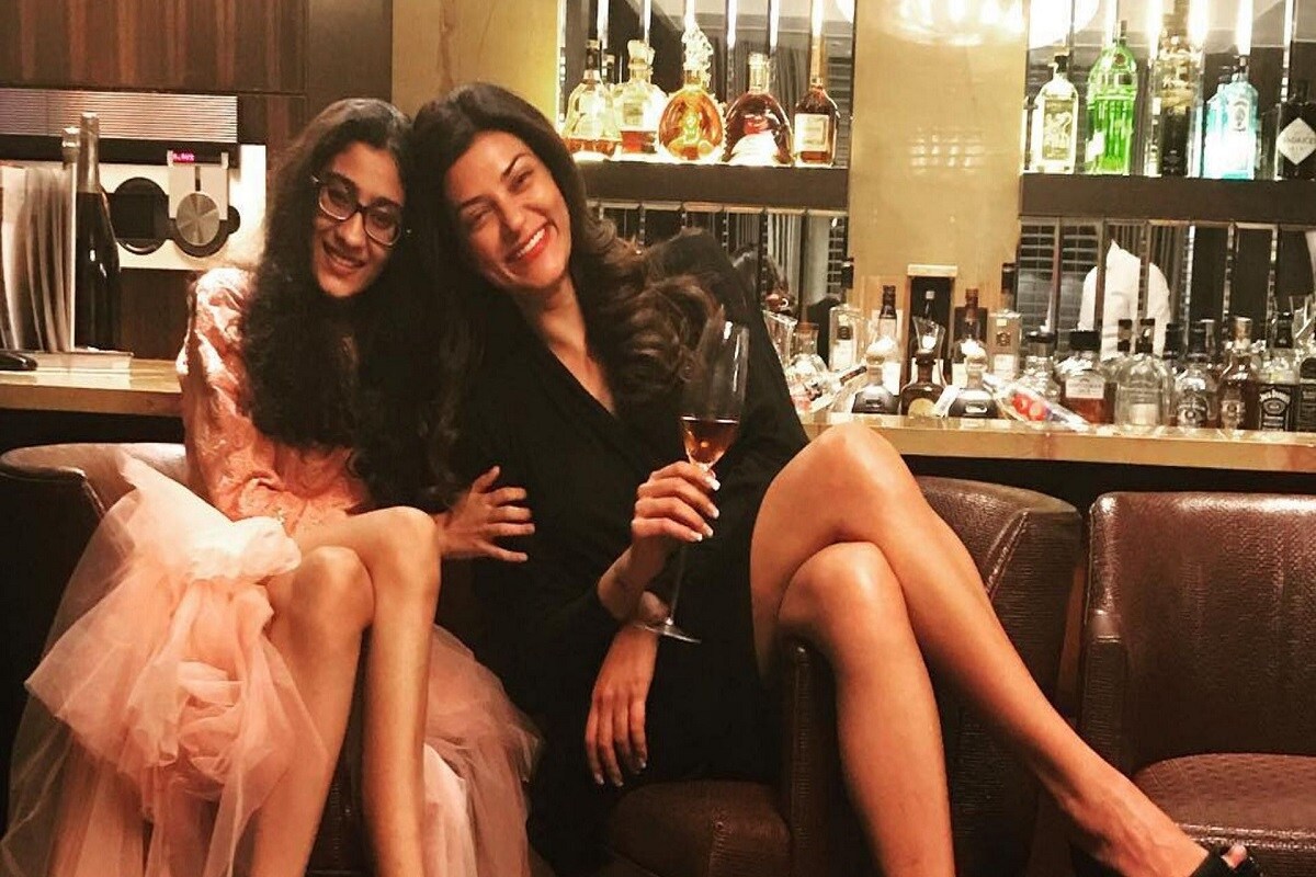 मिस युनिव्हर्स सुश्मिता सेन (Sushmita Sen) बॉलिवूडपासून लांब असली तरी, तिच्या कुटुंबात चांगलीच रमली आहे. तिने 2 मुलींना दत्तक घेतलं आहे. तिचा एक बॉयफ्रेंडदेखील आहे. पण त्यांनी स्वत:ला लग्नाच्या बेडीत अडकवलेलं नाही. मिस युनिव्हर्स सुश्मिता सेन (Sushmita Sen) बॉलिवूडपासून लांब असली तरी, तिच्या कुटुंबात चांगलीच रमली आहे. तिने 2 मुलींना दत्तक घेतलं आहे. तिचा एक बॉयफ्रेंडदेखील आहे. पण त्यांनी स्वत:ला लग्नाच्या बेडीत अडकवलेलं नाही.