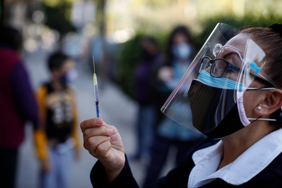 एका अंदाजानुसार जगातील एकूण लोकसंख्या 760 कोटी आहे. WHOच्या मते, त्यापैकी 350 कोटीहून अधिक लोकांना कोरोना होऊ शकतो. काही तज्ज्ञ बर्याच काळापासून सांगत आहेत की संक्रमित लोकांची संख्या सध्या सांगितल्या जाणाऱ्यांपेक्षा जास्त आहे.