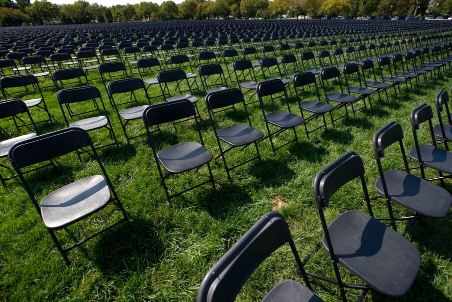 अशाप्रकारच्या रिकाम्या खुर्च्यांचे फोटो अमेरिकी सोशल मीडियावर मोठ्या प्रमाणात व्हायरल होत आहेत. (फोटो- AP)