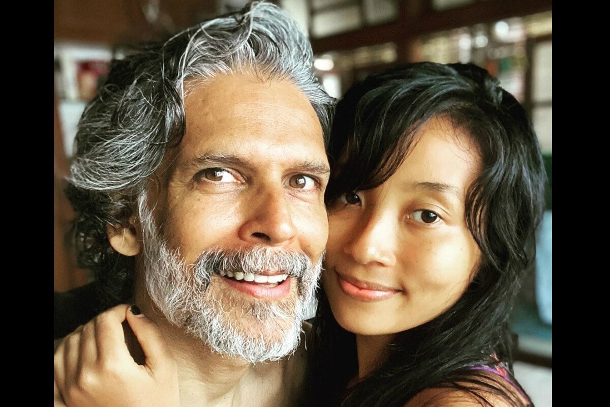 मॉडेल मिलिंद सोमण (Milind Soman) आपल्या सोशल मीडियावरील पोस्टमुळे कायमच चर्चेत असतो. 54 वर्षीय मिलिंद सोमणचा फिटनेस आजही तरुणांना लाजवेल असा आहे. मिलिंद सोमण आणि त्याची पत्नी अंकिता कोनवार (Ankita Konwar) हे इंडस्ट्रीमधलं ‘पॉवर कपल’ म्हणून ओळखलं जातं. मिलिंद आणि अंकिता पुन्हा एकदा चर्चेत आले आहेत कारण, एकच टीशर्ट आणि सँडल पुन्हा पुन्हा घातल्यामुळे मिलिंद सोमणला नेटकऱ्यांनी ट्रोल केलं आहे. यावर शांत बसेल ती अंकिता कसली? तिने मिलिंद सोमणसोबतचा एक फोटो शेअर करत प्रत्येक ट्रोलरला जशास तसं उत्तर दिलं आहे. मॉडेल मिलिंद सोमण (Milind Soman) आपल्या सोशल मीडियावरील पोस्टमुळे कायमच चर्चेत असतो. 54 वर्षीय मिलिंद सोमणचा फिटनेस आजही तरुणांना लाजवेल असा आहे. मिलिंद सोमण आणि त्याची पत्नी अंकिता कोनवार (Ankita Konwar) हे इंडस्ट्रीमधलं ‘पॉवर कपल’ म्हणून ओळखलं जातं. मिलिंद आणि अंकिता पुन्हा एकदा चर्चेत आले आहेत कारण, एकच टीशर्ट आणि सँडल पुन्हा पुन्हा घातल्यामुळे मिलिंद सोमणला नेटकऱ्यांनी ट्रोल केलं आहे. यावर शांत बसेल ती अंकिता कसली? तिने मिलिंद सोमणसोबतचा एक फोटो शेअर करत प्रत्येक ट्रोलरला जशास तसं उत्तर दिलं आहे.