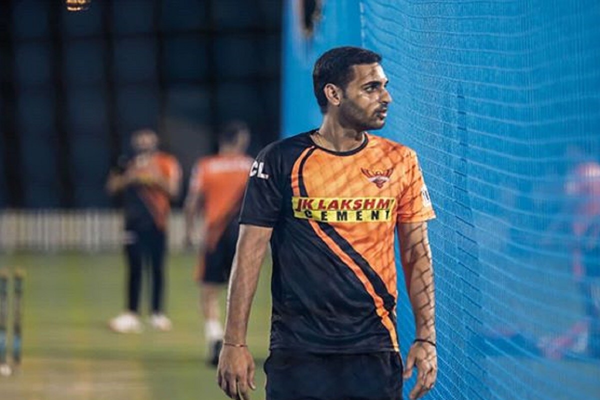 सनरायजर्स हैदराबाद (Sunrisers Hyderabad)ने मंगळवारी अधिकृतरित्या भुवनेश्वर कुमार संपूर्ण मोसम खेळू शकणार नाही, अशी घोषणा केली आहे. भुवनेश्वरच्या ऐवजी हैदराबादने त्याच्या बदली खेळाडूचं नावही जाहीर केलं आहे. (SRH) सनरायजर्स हैदराबाद (Sunrisers Hyderabad)ने मंगळवारी अधिकृतरित्या भुवनेश्वर कुमार संपूर्ण मोसम खेळू शकणार नाही, अशी घोषणा केली आहे. भुवनेश्वरच्या ऐवजी हैदराबादने त्याच्या बदली खेळाडूचं नावही जाहीर केलं आहे. (SRH)