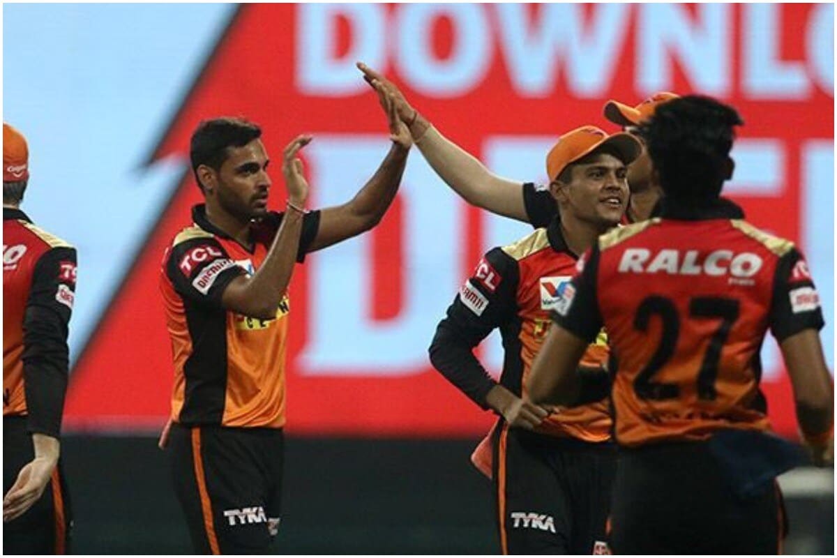 मागच्या शनिवारी चेन्नई सुपर किंग्ज (Chennai Super Kings)विरुद्धच्या मॅचमध्ये शेवटची ओव्हर टाकताना भुवनेश्वर कुमारला दुखापत झाली होती. यानंतर मुंबई इंडियन्स (Mumbai Indians)विरुद्धच्या मॅचमध्ये भुवनेश्वर कुमार खेळला नव्हता. या मॅचमध्ये हैदराबादला पराभवाचा धक्का बसला होता. ( फोटो- @BhuviOfficial) मागच्या शनिवारी चेन्नई सुपर किंग्ज (Chennai Super Kings)विरुद्धच्या मॅचमध्ये शेवटची ओव्हर टाकताना भुवनेश्वर कुमारला दुखापत झाली होती. यानंतर मुंबई इंडियन्स (Mumbai Indians)विरुद्धच्या मॅचमध्ये भुवनेश्वर कुमार खेळला नव्हता. या मॅचमध्ये हैदराबादला पराभवाचा धक्का बसला होता. ( फोटो- @BhuviOfficial)