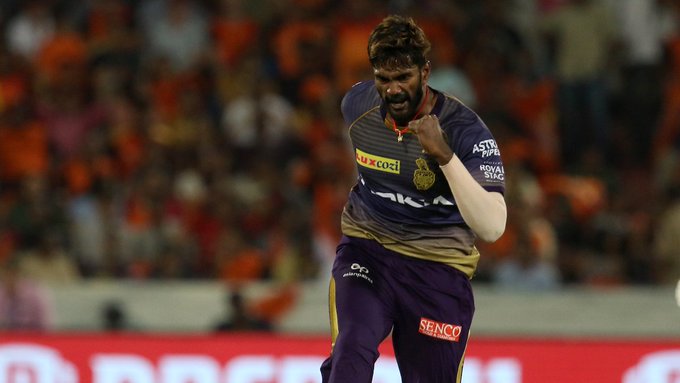 हैदराबादने कोलकाता नाईट रायडर्स (Kolkata Knight Riders)साठी खेळलेल्या आंध्र प्रदेशच्या पृथ्वी राज यारा याची भुवनेश्वरच्या जागी निवड केली आहे. 22 वर्षांच्या पृथ्वी राज याने आतापर्यंत 3 टी-20 मॅच खेळल्या आहेत. यातल्या 2 मॅच त्याने मागच्या वर्षी कोलकात्याकडून खेळल्या. (IPL) हैदराबादने कोलकाता नाईट रायडर्स (Kolkata Knight Riders)साठी खेळलेल्या आंध्र प्रदेशच्या पृथ्वी राज यारा याची भुवनेश्वरच्या जागी निवड केली आहे. 22 वर्षांच्या पृथ्वी राज याने आतापर्यंत 3 टी-20 मॅच खेळल्या आहेत. यातल्या 2 मॅच त्याने मागच्या वर्षी कोलकात्याकडून खेळल्या. (IPL)