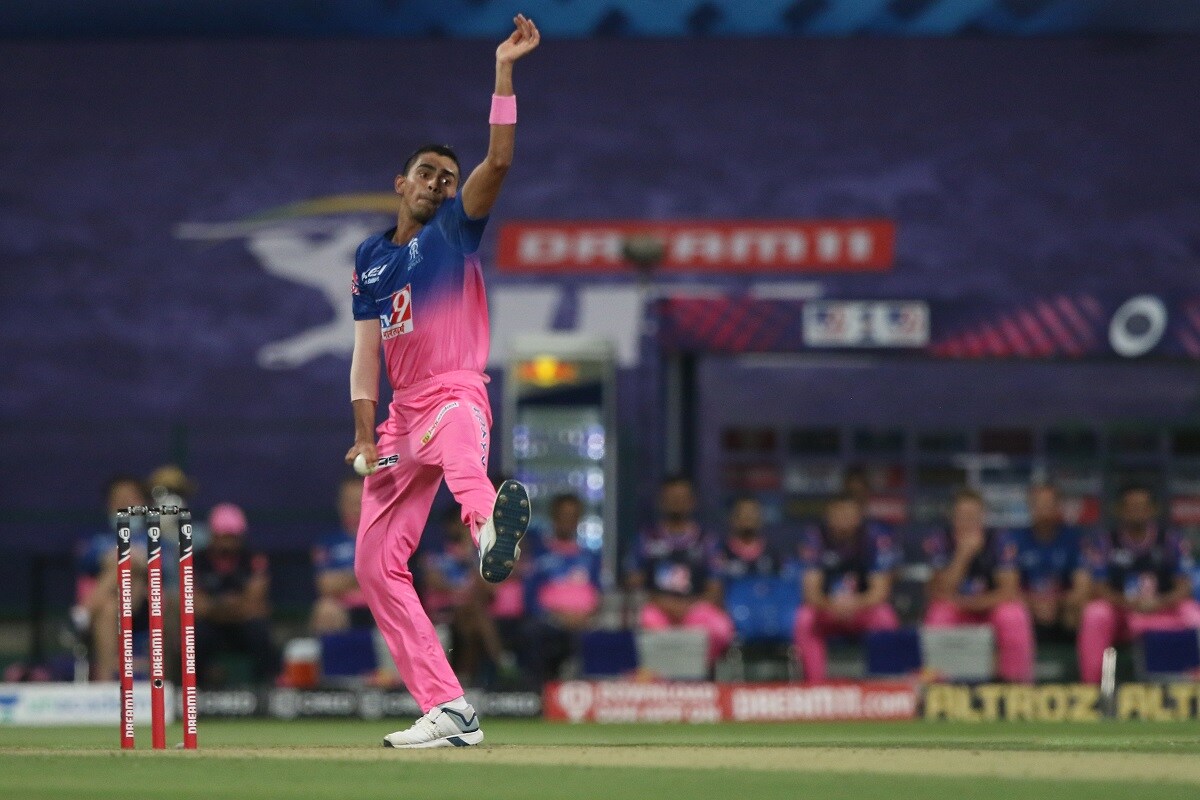 राजस्थानकडून पदार्पण करताना कार्तिकनं क्विंटन डी कॉकची विकेट घेतली. त्याचबरोबर चांगली गोलंदाजीही केली. त्यानं आपल्या 4 ओव्हरमध्ये 36 धावा देत एक विकेट घेतली. राजस्थानकडून पदार्पण करताना कार्तिकनं क्विंटन डी कॉकची विकेट घेतली. त्याचबरोबर चांगली गोलंदाजीही केली. त्यानं आपल्या 4 ओव्हरमध्ये 36 धावा देत एक विकेट घेतली.