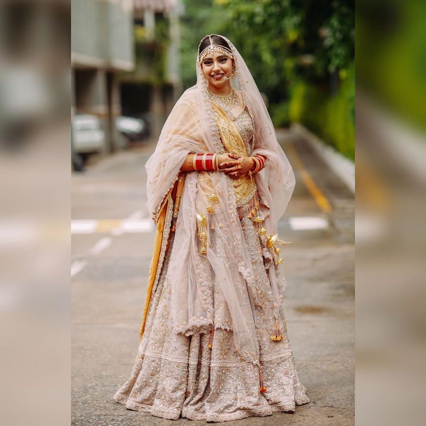 नितीने गुलाबी रंगाचा कशिदा केलेला लेहंगा यावेळी परिधान केला होता. पायल केयालने तिच्यासाठी हे आऊटफिट डिझाइन केले होते. नितीने गुलाबी रंगाचा कशिदा केलेला लेहंगा यावेळी परिधान केला होता. पायल केयालने तिच्यासाठी हे आऊटफिट डिझाइन केले होते.