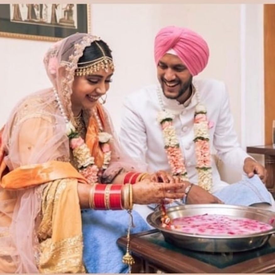 'Miss ते Mrs असा माझा प्रवास पूर्ण झाला आहे. माझ्या हितचिंतकांबरोबर मी शेअर करू इच्छिते की मी परिक्षितसोबत 13 ऑगस्ट रोजी लग्नगाठ बांधली आहे. आमच्या पालकांसमवेत एक छोटेखानी, शांत आणि खाजगी असा विवाहसोहळा अर्थात 'कोव्हिड वेडिंग' पार पडला.' अशी कॅप्शन देत नितीने पोस्ट केली आहे. (फोटो सौजन्य- इन्स्टाग्राम) 'Miss ते Mrs असा माझा प्रवास पूर्ण झाला आहे. माझ्या हितचिंतकांबरोबर मी शेअर करू इच्छिते की मी परिक्षितसोबत 13 ऑगस्ट रोजी लग्नगाठ बांधली आहे. आमच्या पालकांसमवेत एक छोटेखानी, शांत आणि खाजगी असा विवाहसोहळा अर्थात 'कोव्हिड वेडिंग' पार पडला.' अशी कॅप्शन देत नितीने पोस्ट केली आहे. (फोटो सौजन्य- इन्स्टाग्राम)