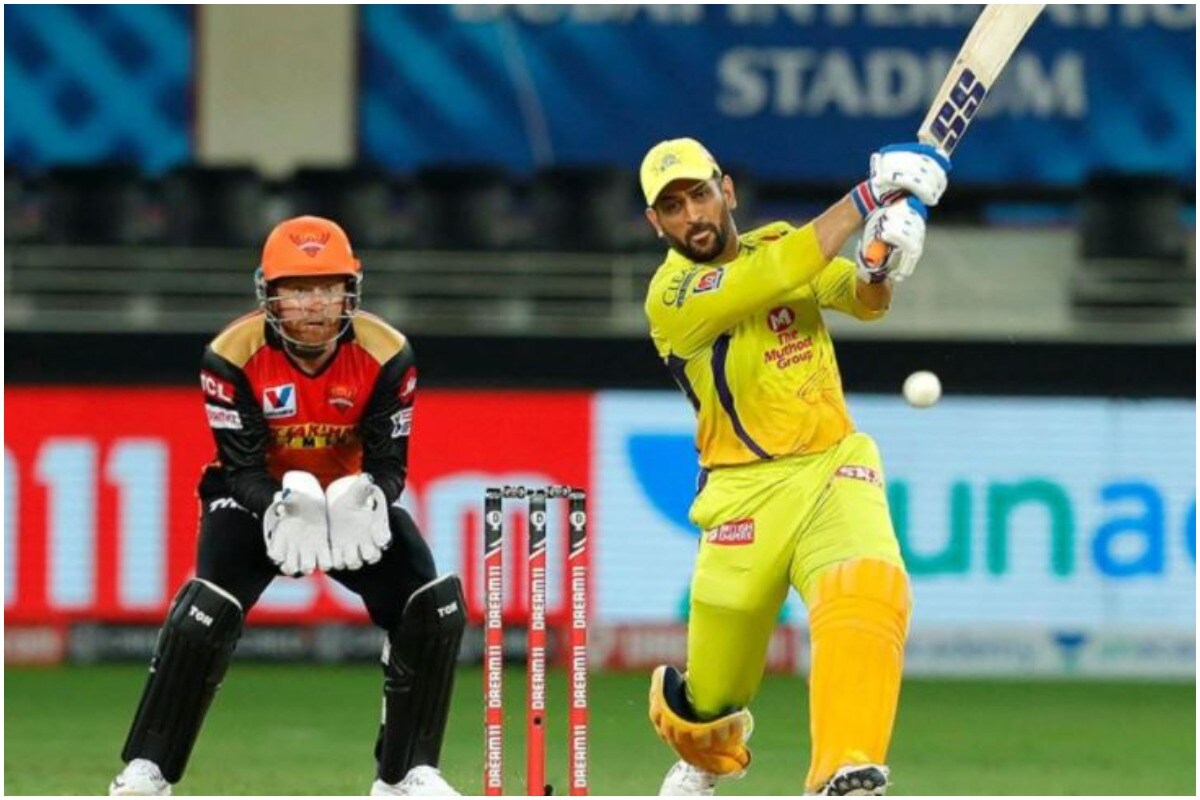चेन्नई सुपर किंग्ज (Chennai Super Kings)चा कर्णधार एमएस धोनी (MS Dhoni)2008 पासून आयपीएल (IPL)खेळत आहे. प्रत्येक टीमच्या बॉलरची एमएस धोनीने या 12 वर्षांमध्ये धुलाई केली. आपल्या बॅटिंगमुळे धोनीने चेन्नईला अनेक मॅचही जिंकवल्या. 39 व्या वर्षी धोनी चेन्नईचा सगळ्यात मोठा मॅच विनर नसेल, पण आयपीएलमध्ये अनेक वर्ष त्याने आपला करिश्मा दाखवला. आयपीएलमध्ये सगळे मोसम खेळणाऱ्या धोनीला एका बॉलरविरुद्ध एकही फोर किंवा सिक्स मारता आलेला नाही. (फोटो- IPL/BCCI) चेन्नई सुपर किंग्ज (Chennai Super Kings)चा कर्णधार एमएस धोनी (MS Dhoni)2008 पासून आयपीएल (IPL)खेळत आहे. प्रत्येक टीमच्या बॉलरची एमएस धोनीने या 12 वर्षांमध्ये धुलाई केली. आपल्या बॅटिंगमुळे धोनीने चेन्नईला अनेक मॅचही जिंकवल्या. 39 व्या वर्षी धोनी चेन्नईचा सगळ्यात मोठा मॅच विनर नसेल, पण आयपीएलमध्ये अनेक वर्ष त्याने आपला करिश्मा दाखवला. आयपीएलमध्ये सगळे मोसम खेळणाऱ्या धोनीला एका बॉलरविरुद्ध एकही फोर किंवा सिक्स मारता आलेला नाही. (फोटो- IPL/BCCI)